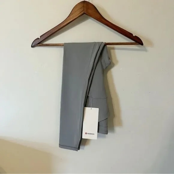 NWT Power Thru, Lululemon leggings with pockets - size 0 - Picture 1 of 3